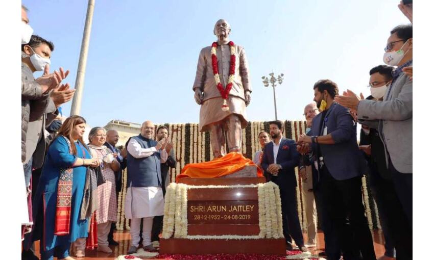 गृह मंत्री शाह ने अरुण जेटली की प्रतिमा का किया अनावरण, कहा - संकट के समय बचाया गृह मंत्री शाह ने अरुण जेटली की प्रतिमा का किया अनावरण, कहा - संकट के समय बचाया