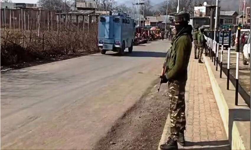 पुलवामा के त्राल सेक्टर में आतंकियों ने ग्रेनेड से किया हमला, आठ लोग घायल