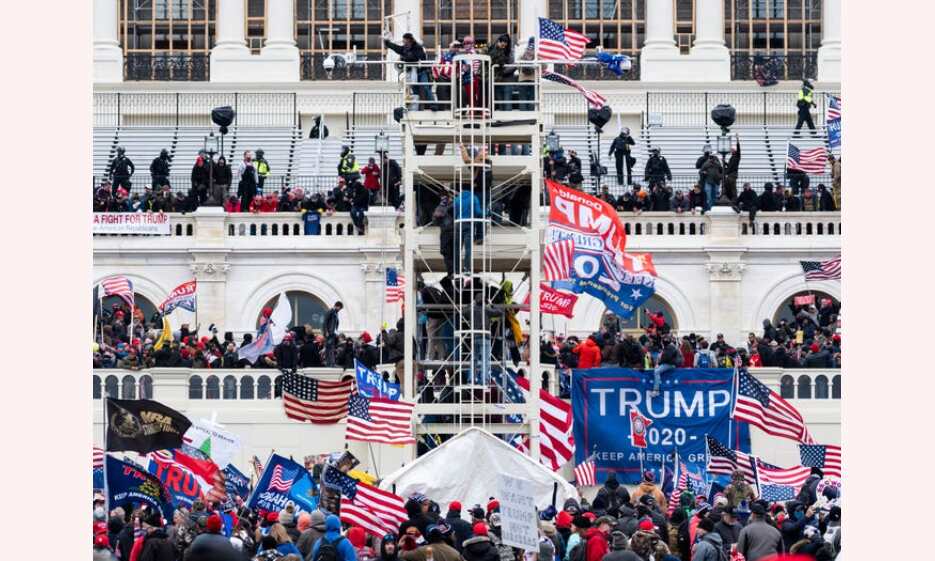 वाशिंगटन में ट्रम्प समर्थकों का कैपिटल हिल में हंगामा, महिला सहित 4 की मौत