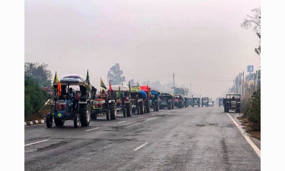 किसानों का दिल्ली की सीमाओं पर ट्रेक्टर मार्च जारी, मार्ग में कई जगह लगा जाम
