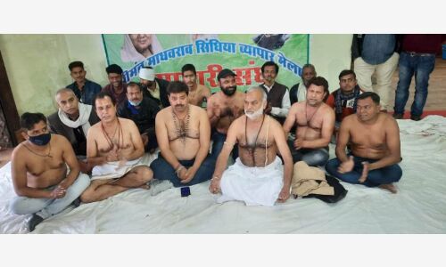 ग्वालियर मेले की तिथि घोषित ना होने से व्यापारी नाराज, किया अर्धनग्न प्रदर्शन