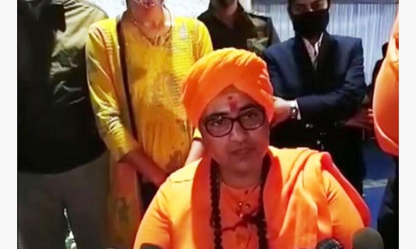 दिग्विजय ने नाथूराम को कहा पहला आतंकी, साध्वी ने कहा- कांग्रेस देशभक्तों सदा अपमान करती है