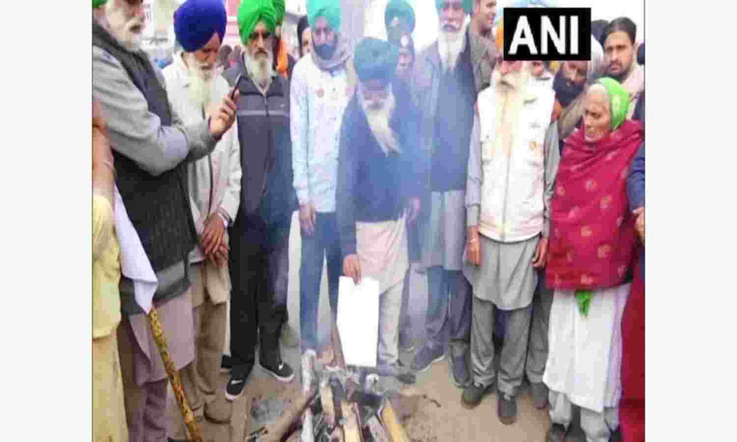 किसानों ने कृषि कानूनों की कॉपियां जलाकर मनाई लोहिड़ी, जताया विरोध