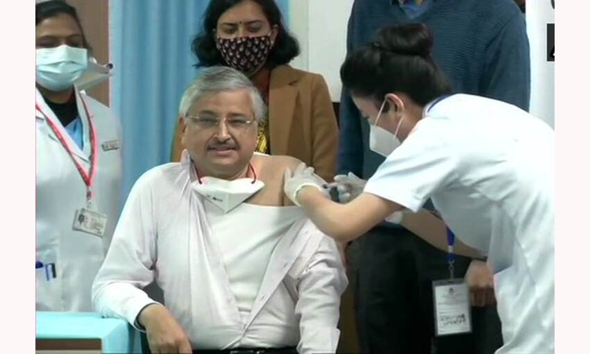 एम्स निदेशक डॉ गुलेरिया ने लगवाया टीके का पहला डोज, भ्रम दूर करने का प्रयास