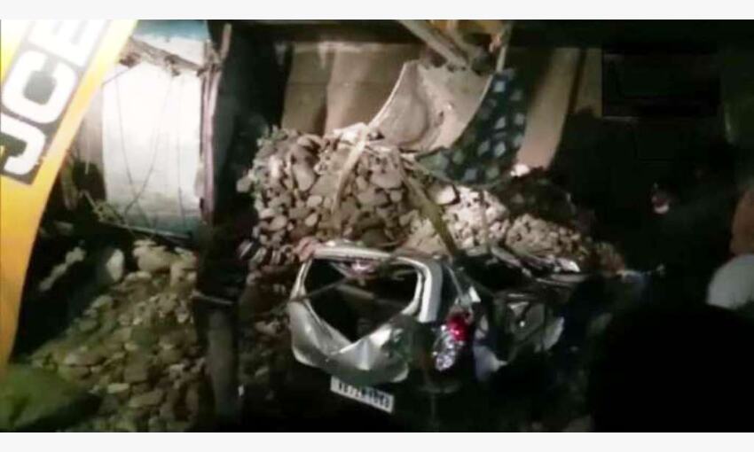 जलपाईगुड़ी में पत्थर से भरा ट्रक दो वैन पर पलटा, 14 की मौत, कई घायल