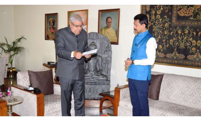 प. बंगाल में ममता सरकार को एक और झटका, वन मंत्री ने दिया इस्तीफा