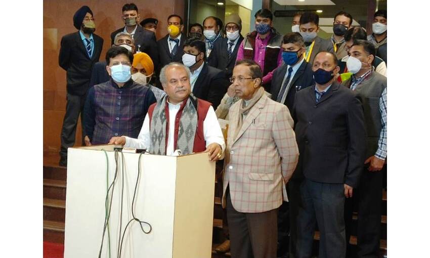 किसान कानून वापसी की मांग पर अड़े रहे : कृषि मंत्री तोमर किसान कानून वापसी की मांग पर अड़े रहे : कृषि मंत्री तोमर