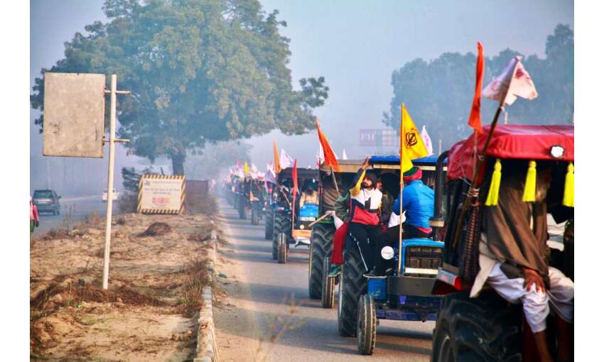 किसानों ने तोड़े ट्रेक्टर परेड के नियम, हिंसक हुई रैली किसानों ने तोड़े ट्रेक्टर परेड के नियम, हिंसक हुई रैली