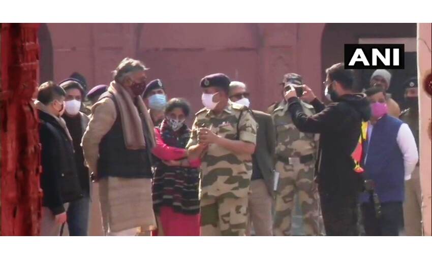 केंद्रीय मंत्री प्रह्लाद पटेल पहुंचे लाल किला, किसान संगठनों की बड़ी बैठक आज