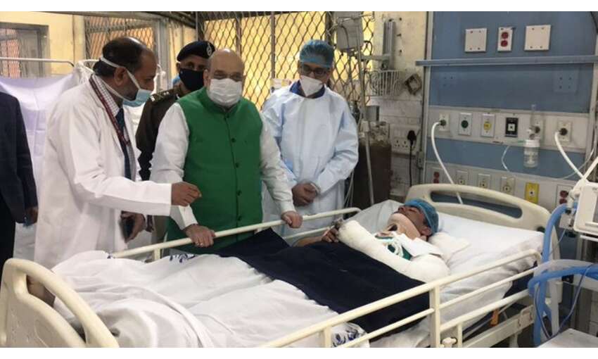 गृह मंत्री शाह ने दिल्ली हिंसा में घायल पुलिसकर्मियों से मुलाकात की, जाना हाल