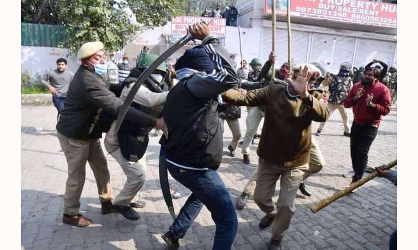 सिंघु बॉर्डर पर किसान और ग्रामीणों के बीच पथराव, एसएचओ सहित 5 पुलिस कर्मी घायल