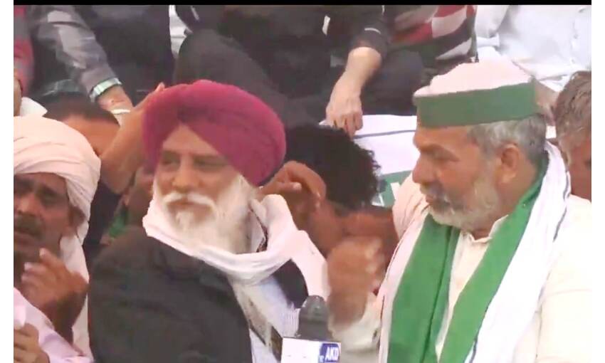 किसान महापंचायत के दौरान मंच से गिरे नेता राकेश टिकैत और चढूनी