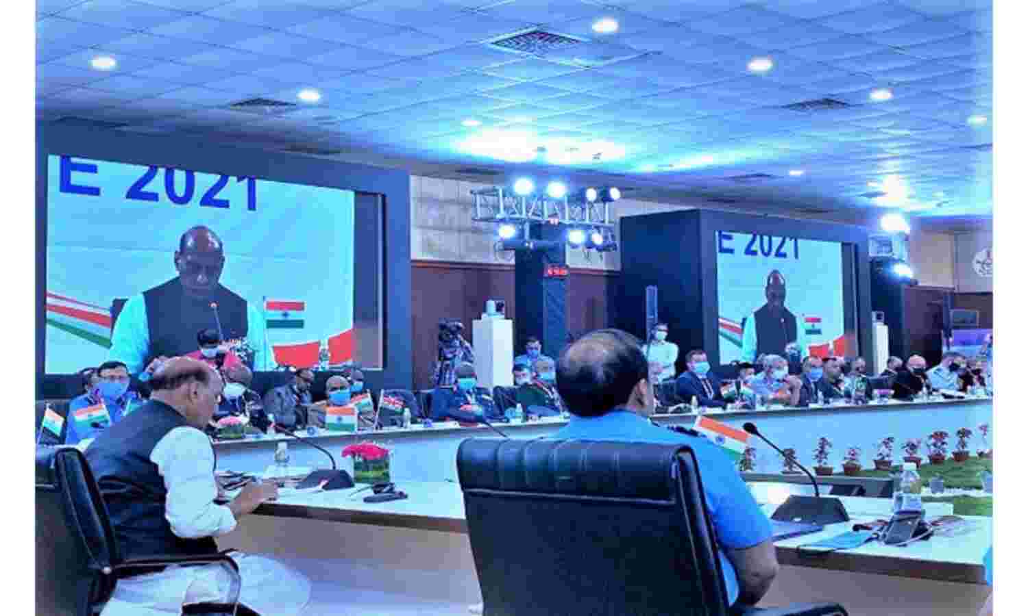 विदेशी उद्योग हमारे साथ ​​मेक इन इंडिया​ ​की दृष्टि को आगे बढ़ाएं : राजनाथ सिंह