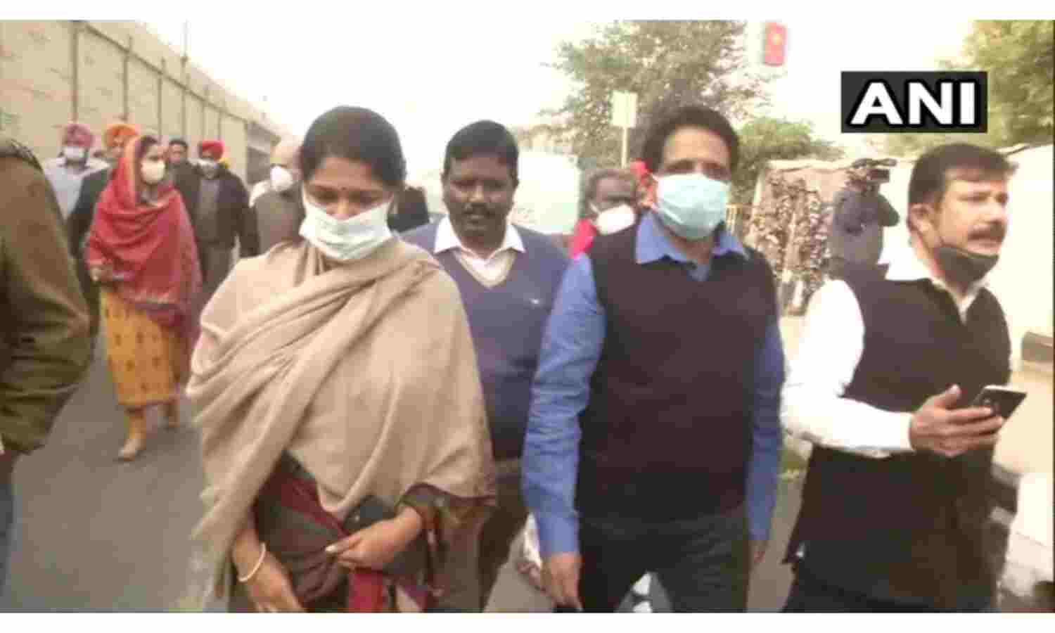 गाजीपुर बॉर्डर पहुंचे विपक्ष के 15 नेता, पुलिस ने रोका