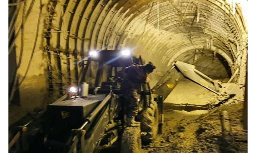 फटा ग्लेशियर : भारतीय सेना ने रात भर चलाया ऑपरेशन तपोवन सुरंग