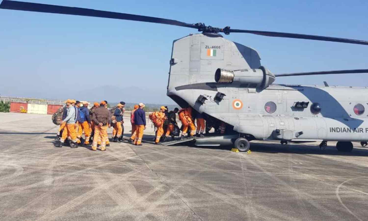 ग्लेशियर टूटने से हुई तबाही के बीच वायुसेना का रेस्क्यू ऑपरेशन