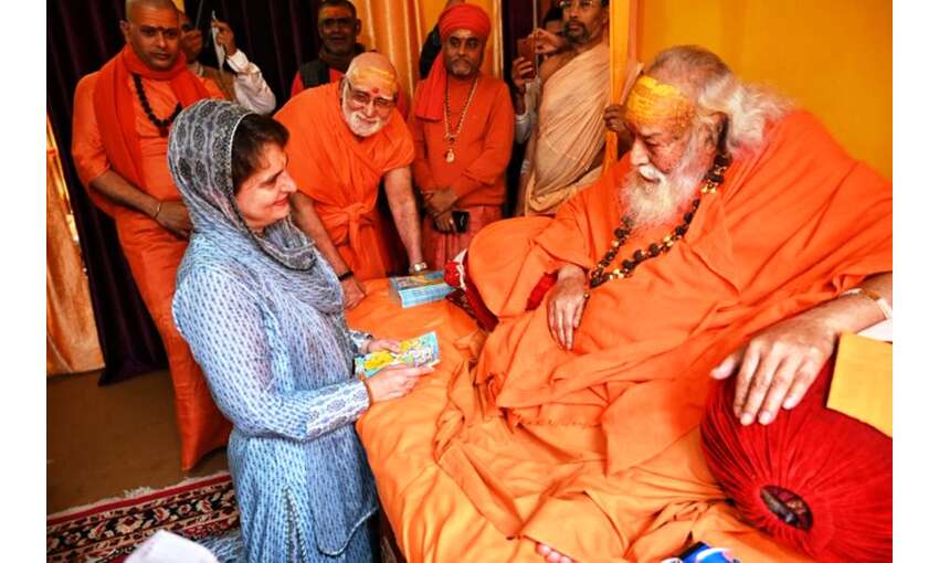 प्रियंका गांधी ने गंगा स्नान कर शंकराचार्य स्वरूपानंद से आशीर्वाद लिया