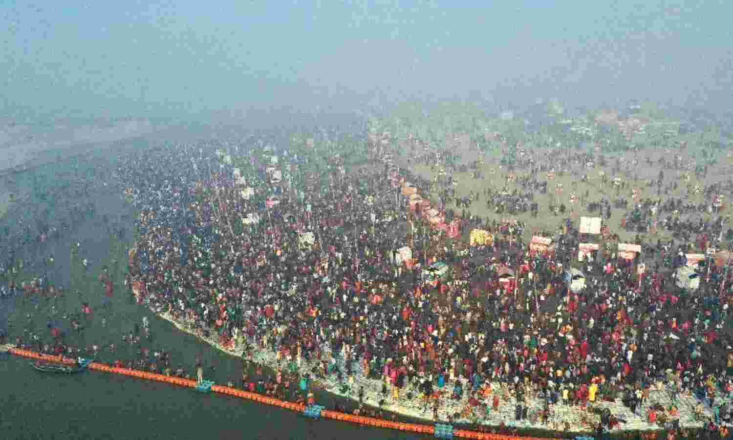 तीर्थराज में मौनी अमावस्या के लिए संगम तट पर श्रद्धालुओं का सैलाब, हेलीकाप्टर से हुई पुष्प वर्षा