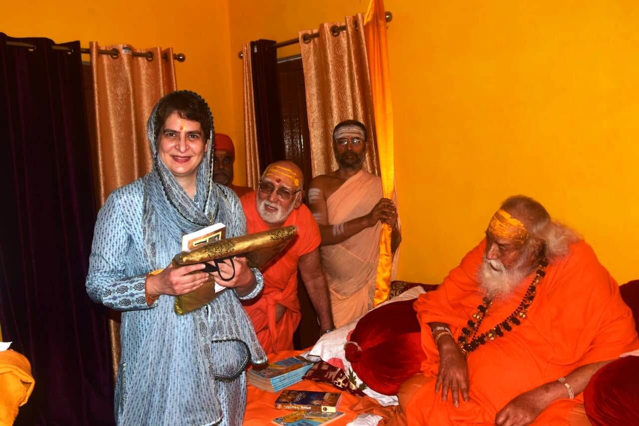 उप्र विधानसभा चुनाव से पूर्व तीर्थराज प्रयाग पहुंचीं प्रियंका वाड्रा, भगवामय होने का प्रयास