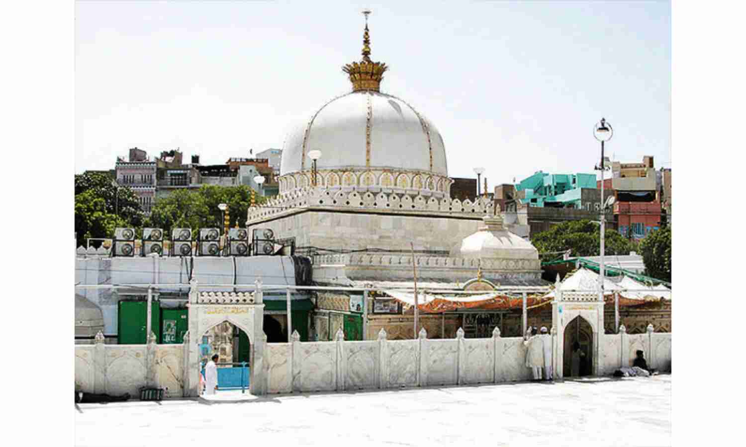 प्रधानमंत्री ने ख्वाजा मोइनुद्दीन चिश्ती की दरगाह के लिए चादर भेंट की प्रधानमंत्री ने ख्वाजा मोइनुद्दीन चिश्ती की दरगाह के लिए चादर भेंट की