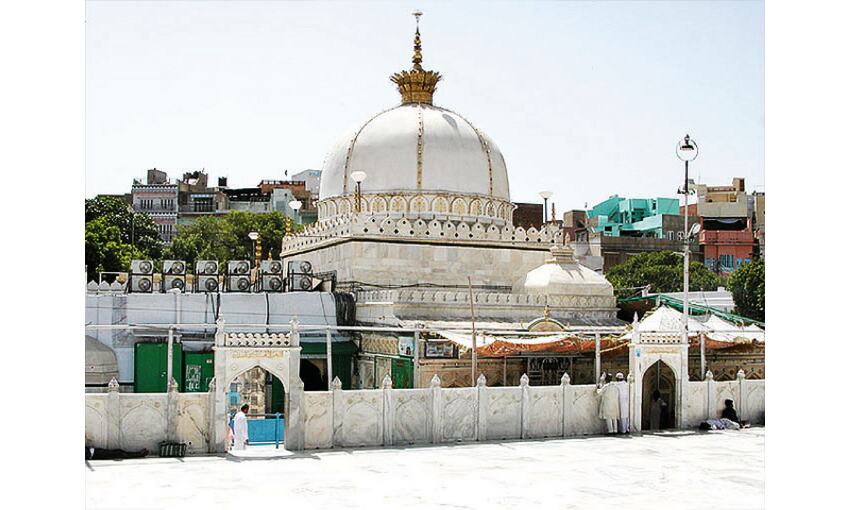 प्रधानमंत्री ने ख्वाजा मोइनुद्दीन चिश्ती की दरगाह के लिए चादर भेंट की