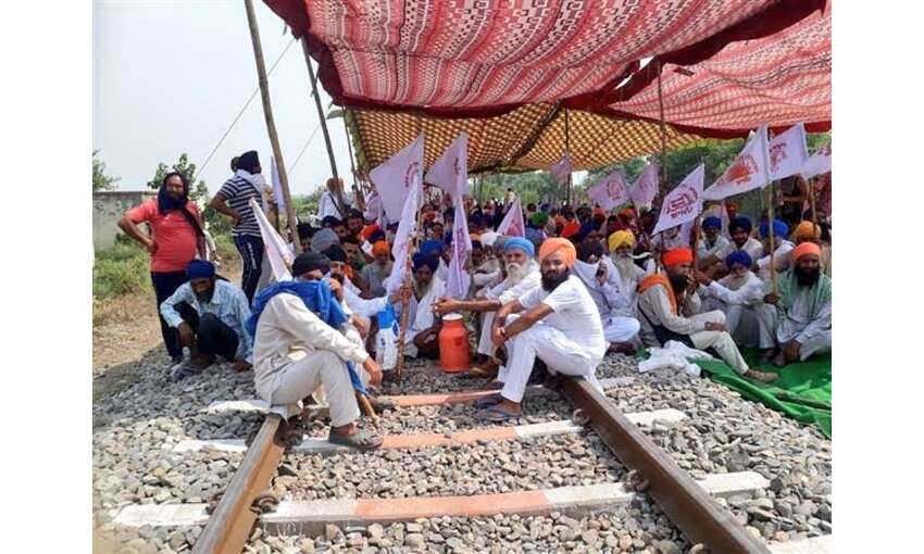 रेल रोको : किसानों ने देश में कई स्थानों पर ट्रेनें रोकी, दिल्ली में मेट्रो स्टेशन बंद
