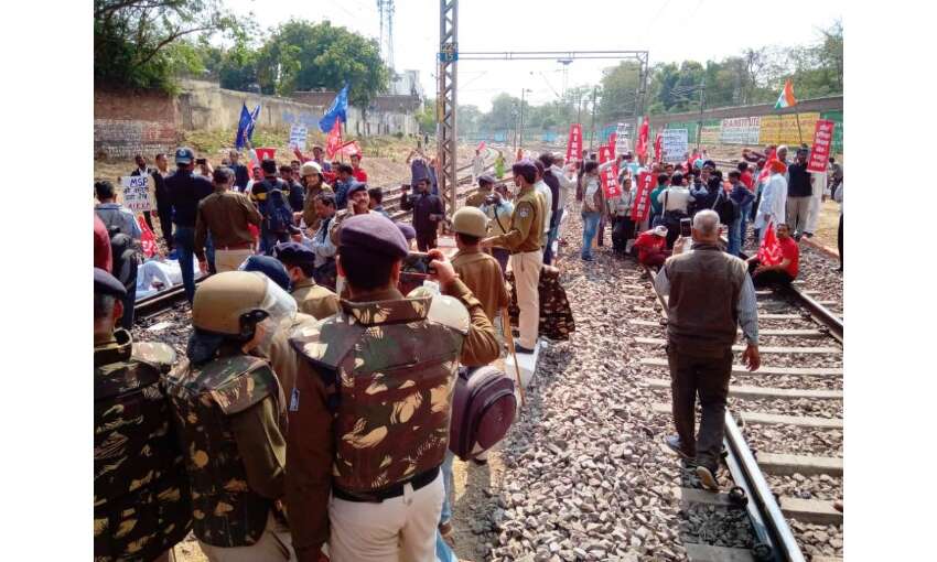 किसान आंदोलन : ग्वालियर में रेलवे ट्रेक पर लेटे वामपंथी नेता, पुलिस बल तैनात