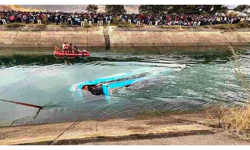 बस हादसा : नहर में पानी छोड़ने से सामने आई दो लाशें, मृतकों की संख्या 53 हुई