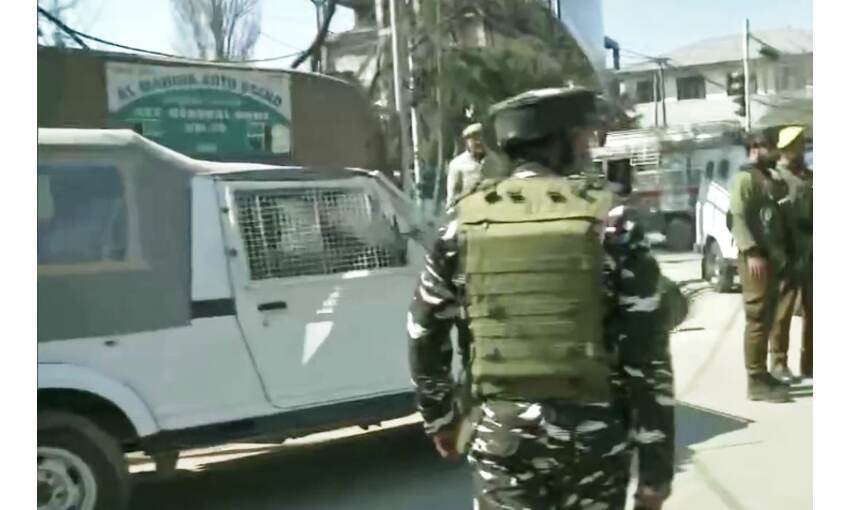 जम्मू कश्मीर के शोपिया में लश्कर के 3 आतंकी ढेर, बड़गाम में 1 एसपीओ शहीद