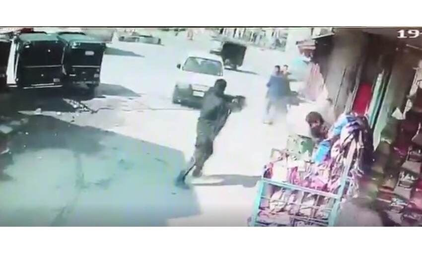 श्रीनगर में आतंकियों ने पुलिस पर चलाई गोलियां, दो जवान शहीद, वीडियो वायरल