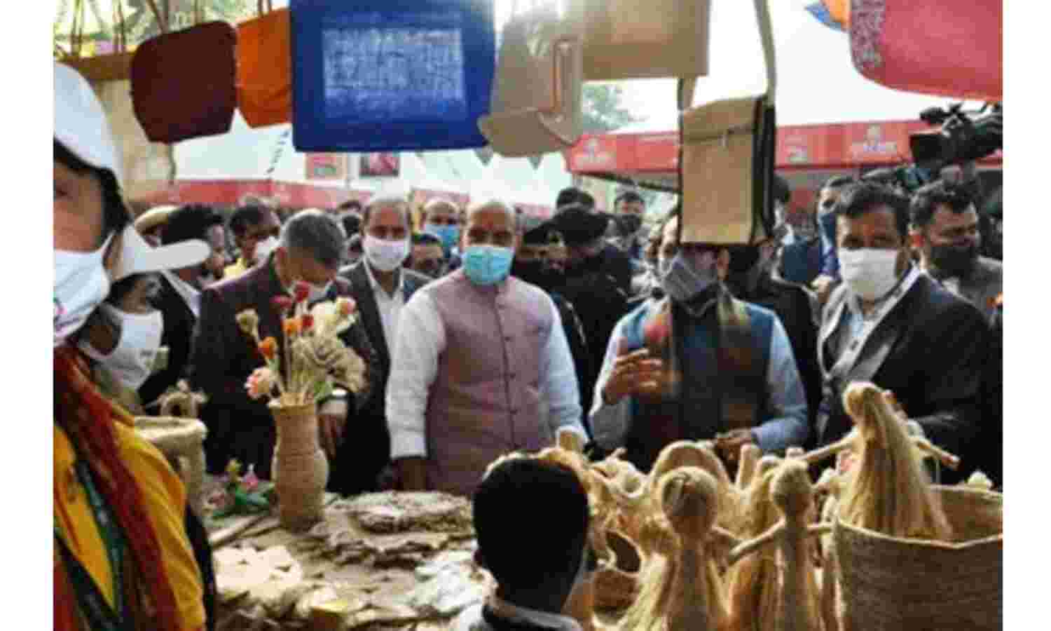 हुनर हाट हमारी कला और शिल्प की ब्रांडिंग में एक महत्वपूर्ण भूमिका निभाता हैं : रक्षामंत्री