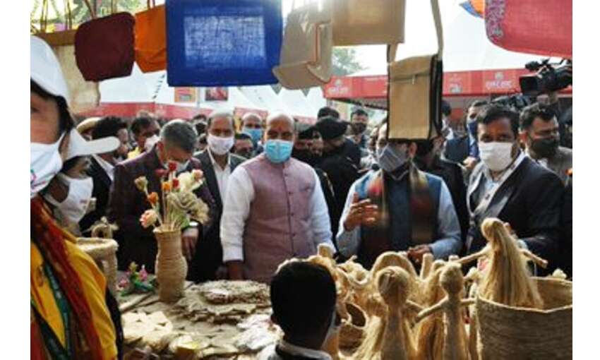 हुनर हाट हमारी कला और शिल्प की ब्रांडिंग में एक महत्वपूर्ण भूमिका निभाता हैं : रक्षामंत्री