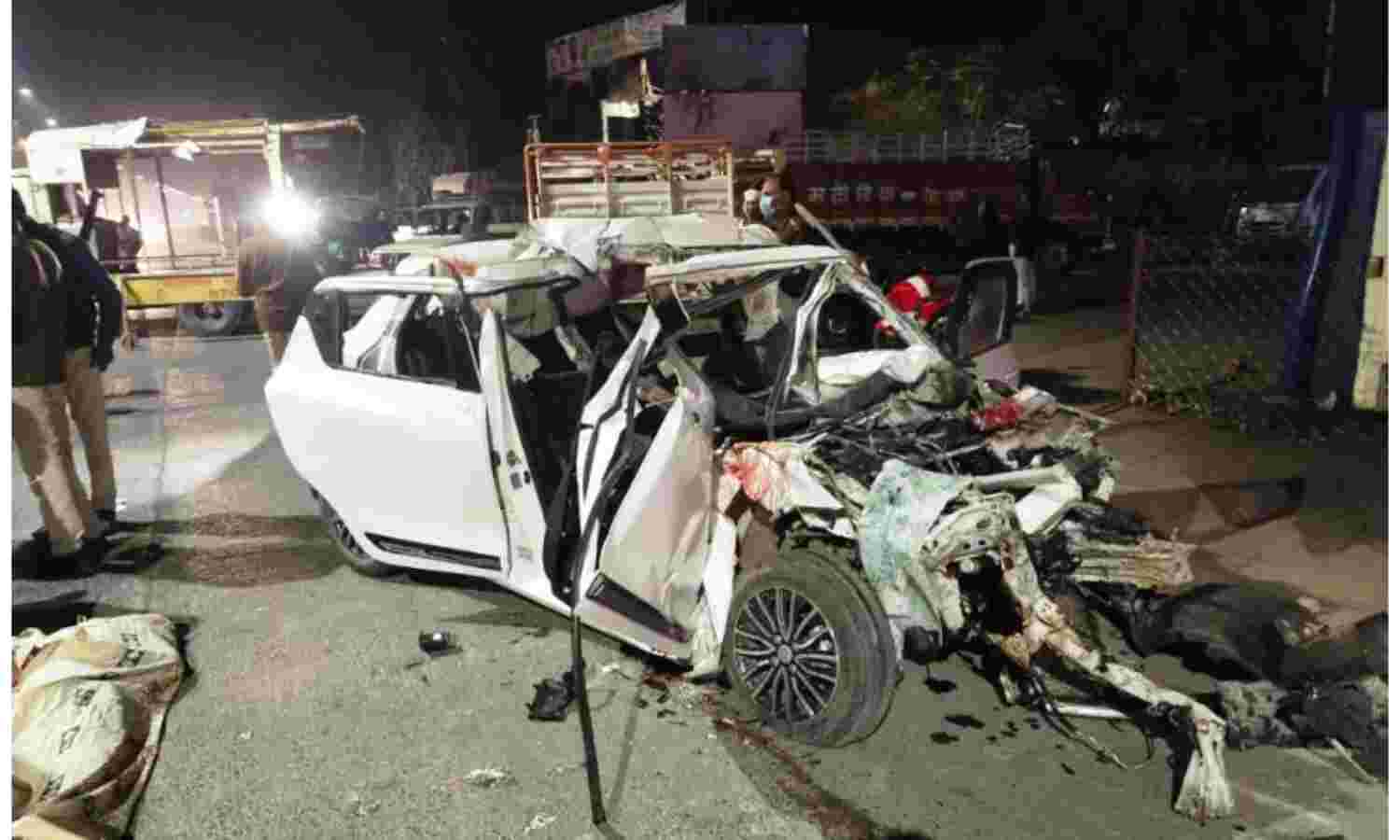 भीषण हादसा : खड़े टैंकर में जा घुसी तेज रफ्तार कार, छह युवकों की मौत