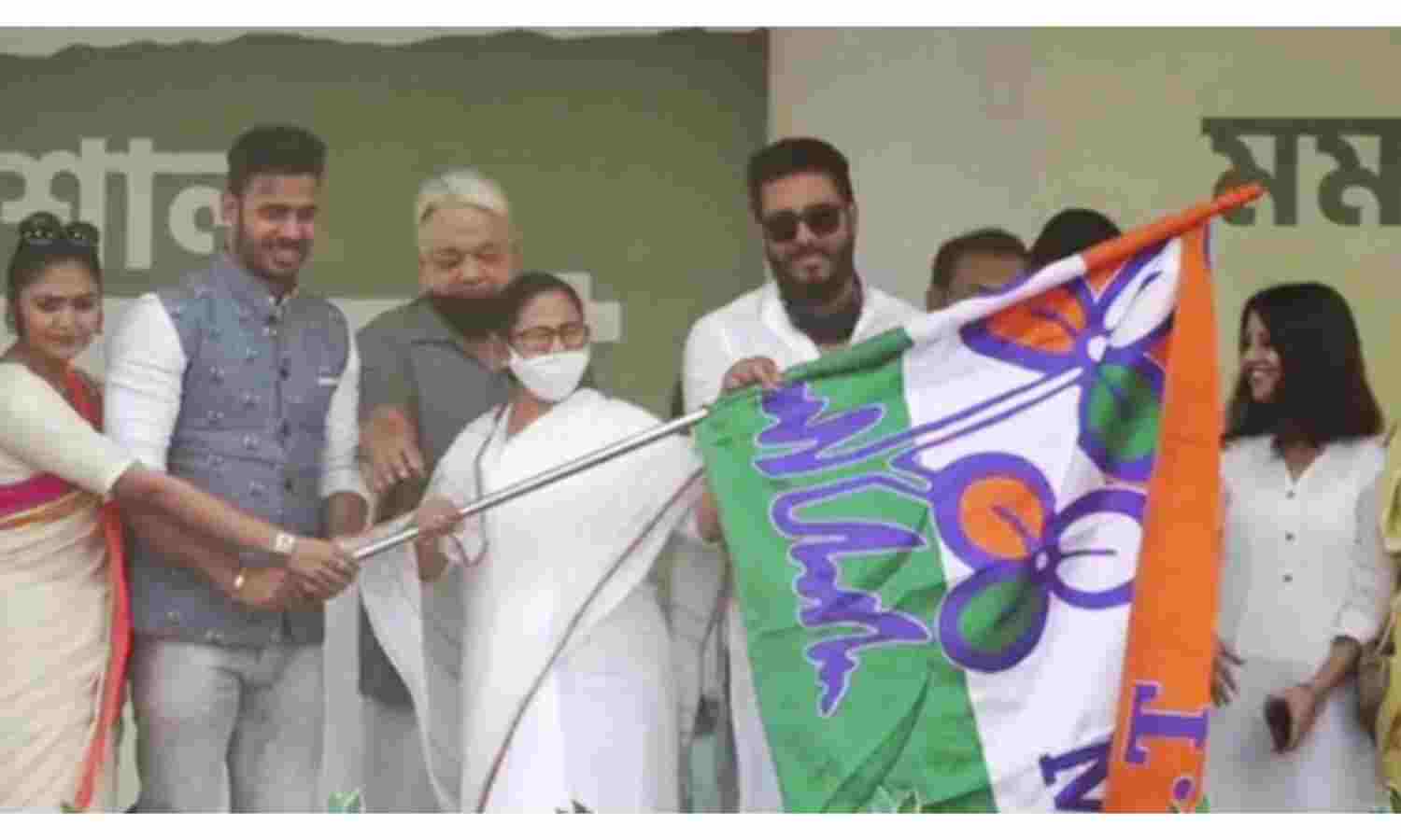 क्रिकेटर मनोज तिवारी ने थमा तृणमूल का साथ, कहा - नई यात्रा की शुरुआत