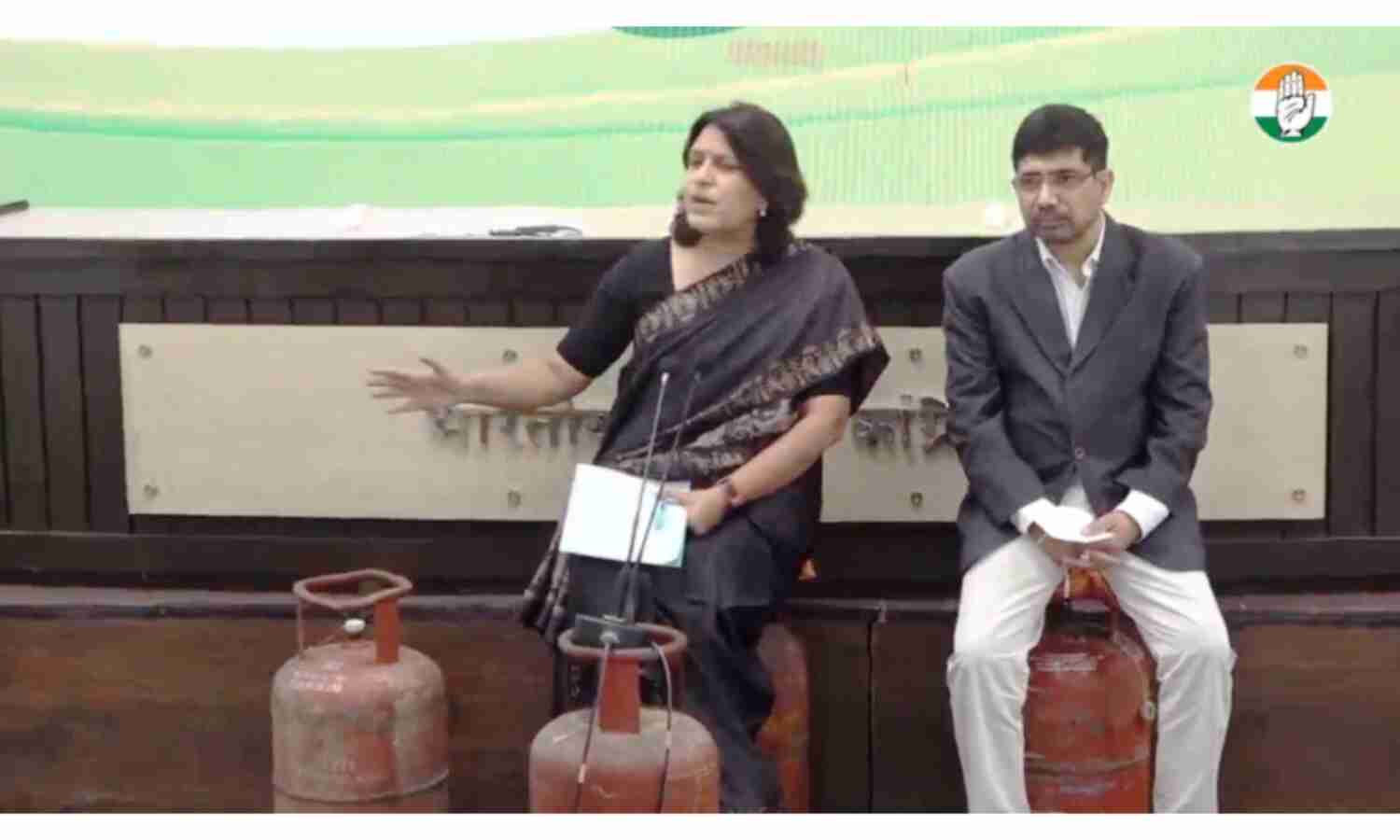 गैस सिलेंडर घरों में सजावट के काम आएंगे : कांग्रेस नेत्री
