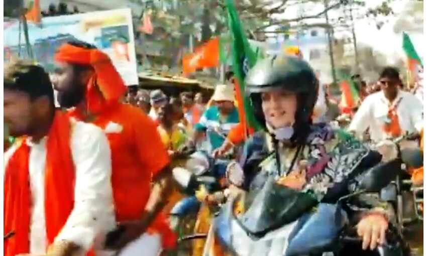 ममता के बाद स्मृति ईरानी ने चलाई स्कूटी, कहा- मुख्यमंत्री के लिए राजनीति खेल