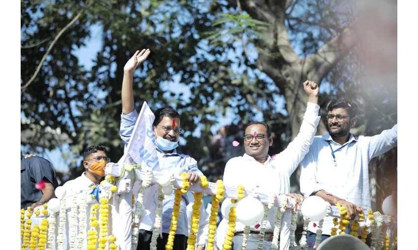 दिल्ली के मुख्यमंत्री केजरीवाल का सूरत में रोड शो, जनता को दिया धन्यवाद