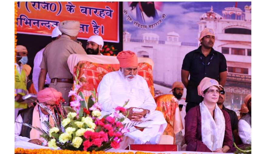 प्रियंका गांधी ने संत रविदास प्रतिमा पर मत्था टेका, लिया आशीर्वाद