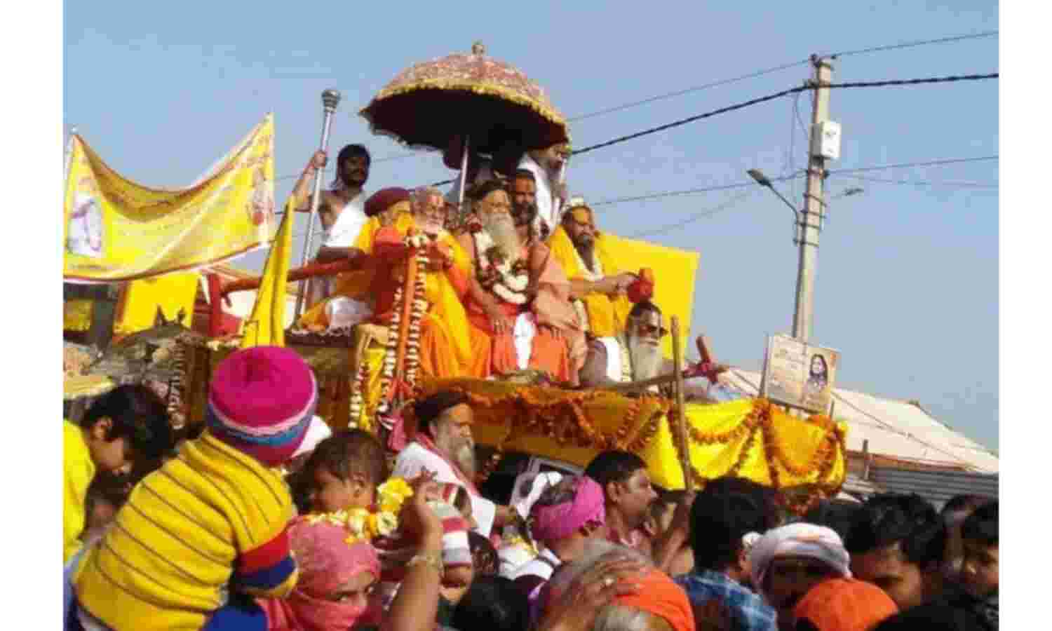 वृन्दावन कुम्भ में निकली पेशवाई, संतों पर बरसे फूल