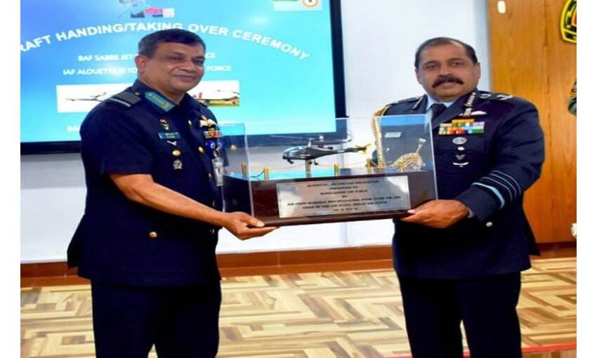 भारत-बांग्लादेश के वायुसेना प्रमुखों ने एक-दूसरे को विंटेज विमान उपहार में दिए