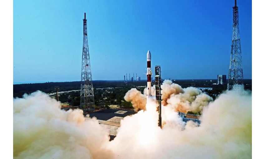 प्रधानमंत्री की तस्वीर और गीता के साथ अमेरिकी सेटेलाइट लेकर PSLV अंतरिक्ष में रवाना