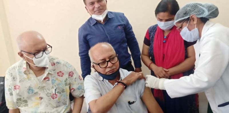पूर्व विधायक ध्यानेन्द्र सिंह ने आज जेएएच पहुंचकर कोरोना टीका लगवाया।