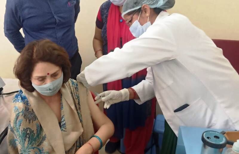 पूर्व मंत्री माया सिंह ने जेएएच पहुंचकर कोरोना वैक्सीन लगवाई।