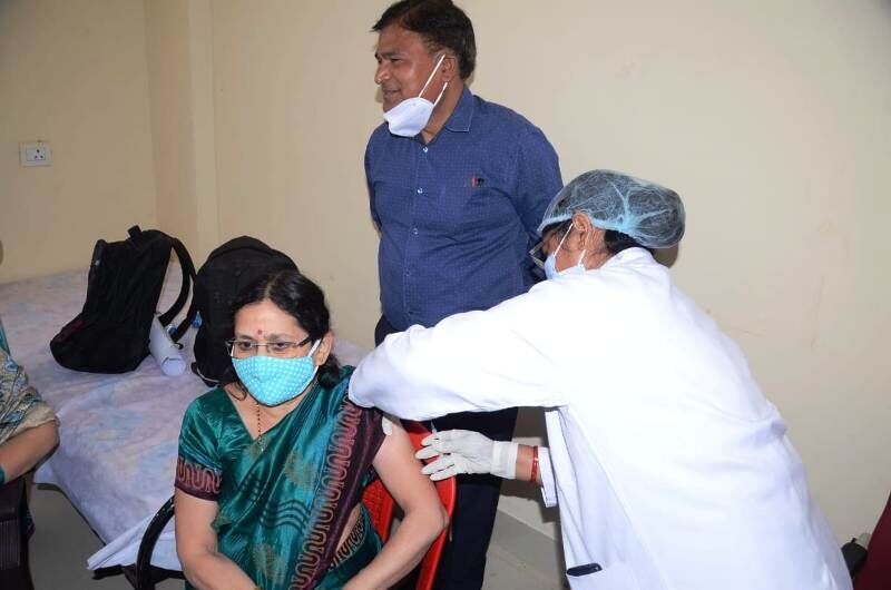 सांसद विवेक शेजवलकर की पत्नी नीलिमा शेजवलकर ने जेएएच पहुंचकर कोरोना वैक्सीन का पहला डोज लगवाया।