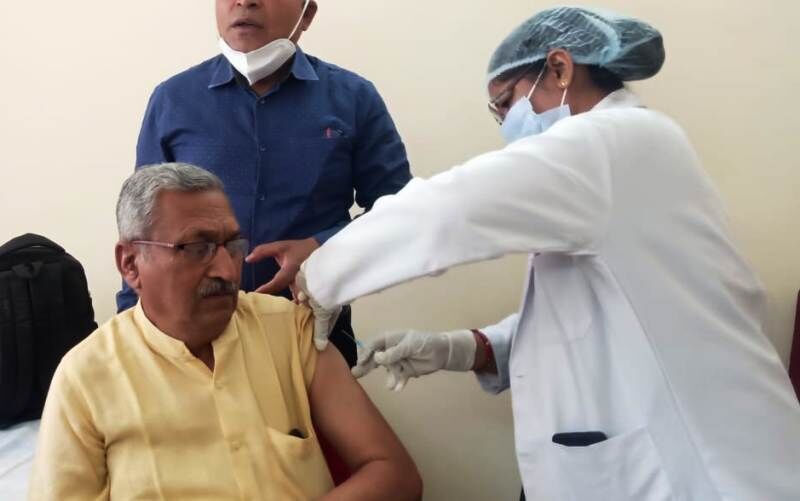 समाजसेवी यशवर्धन जैन ने जेएएच पहुंचक कोरोना वैक्सीन का पहला डोज लगवाया।