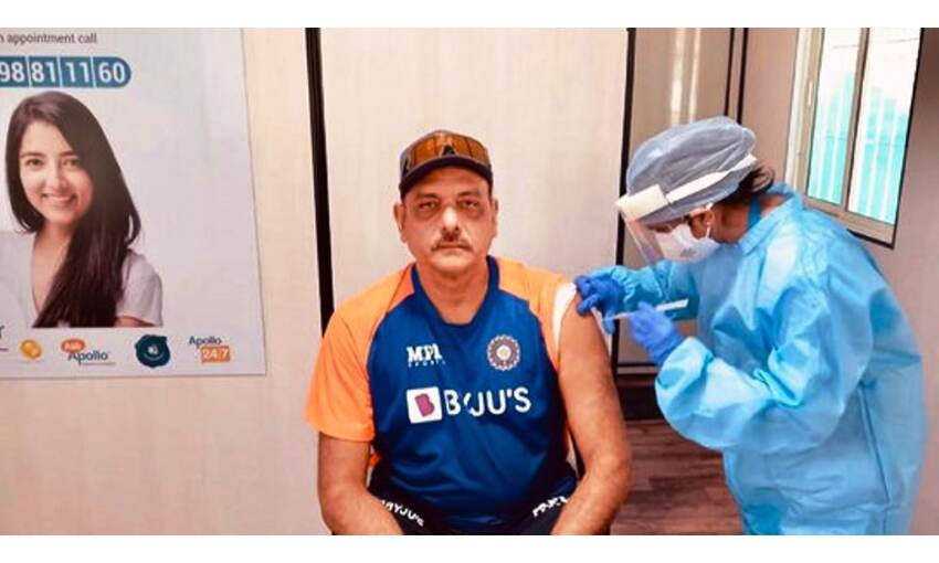 पूर्व क्रिकेटर एवं भारतीय टीम के कोच रवि शास्त्री ने लगवाया कोरोना टीका