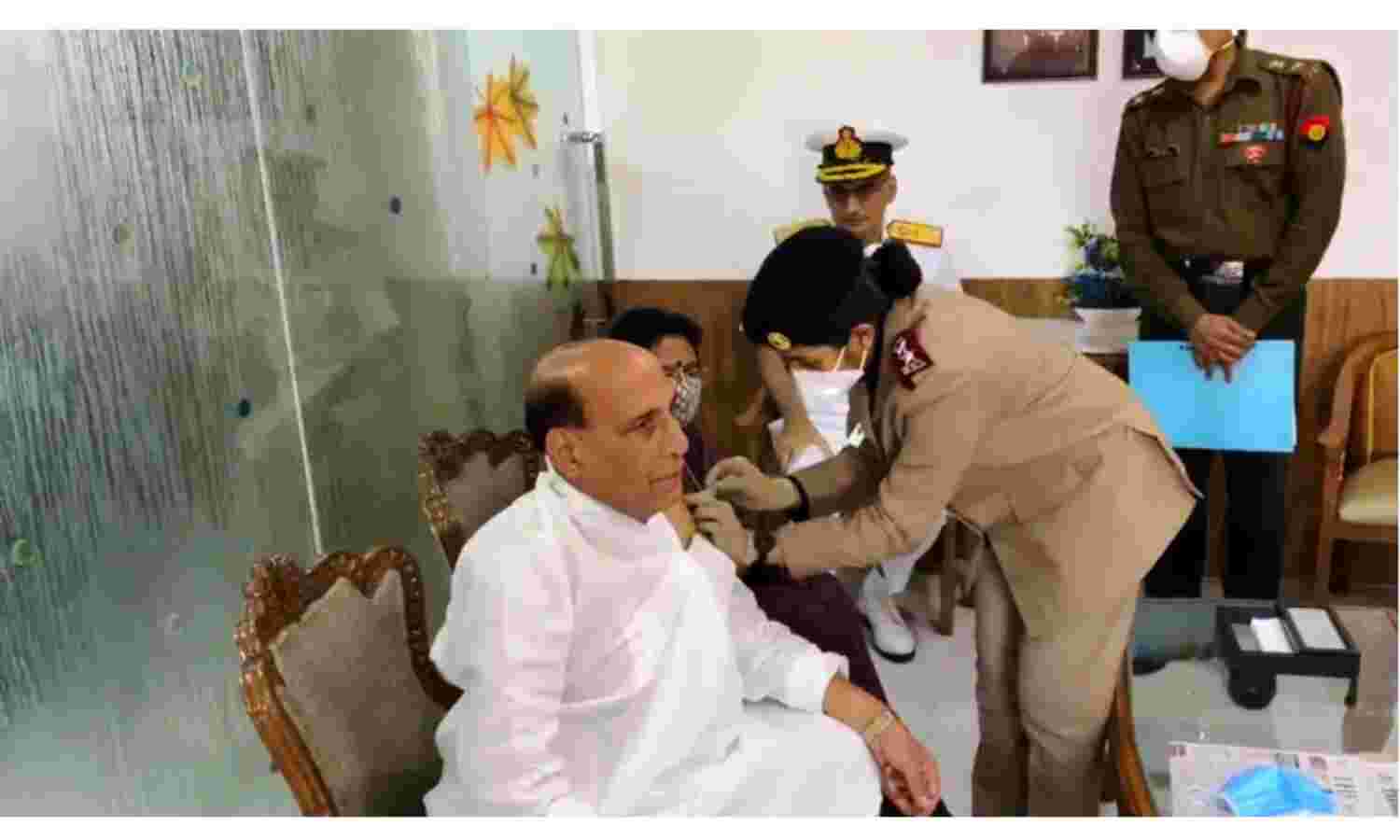 रक्षामंत्री राजनाथ सिंह ने लगवाया कोरोना टीका, कहा- यह टीका पूरी तरह सुरक्षित