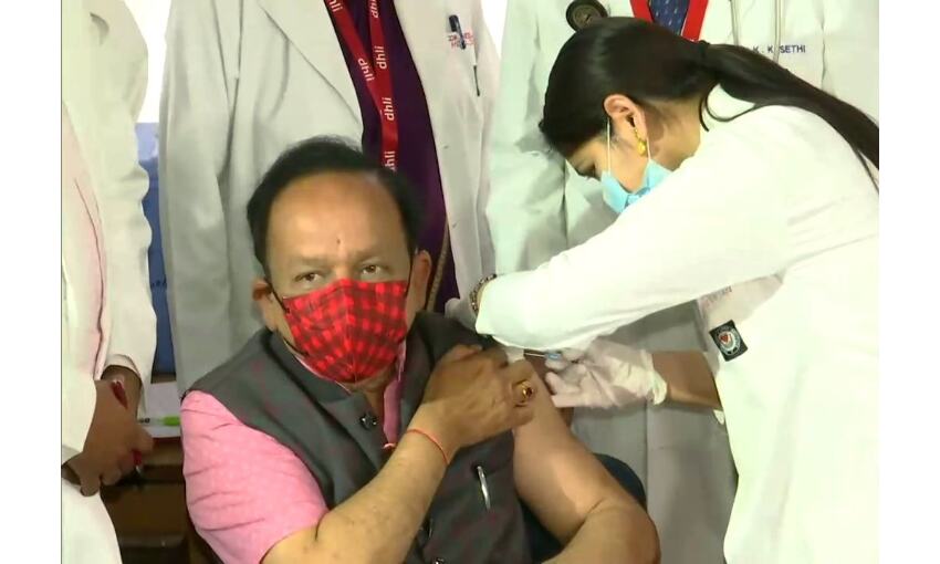 केंद्रीय स्वास्थ्य मंत्री हर्षवर्धन सहित कई हस्तियों ने लगवाया कोरोना टीका