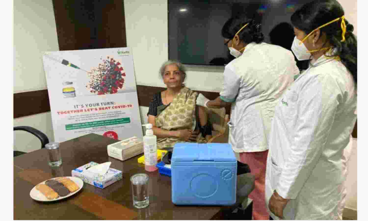 पूर्व प्रधानमंत्री मनमोहन सिंह, वित्त मंत्री निर्मला सहित कई नेताओं ने लगवाई वैक्सीन