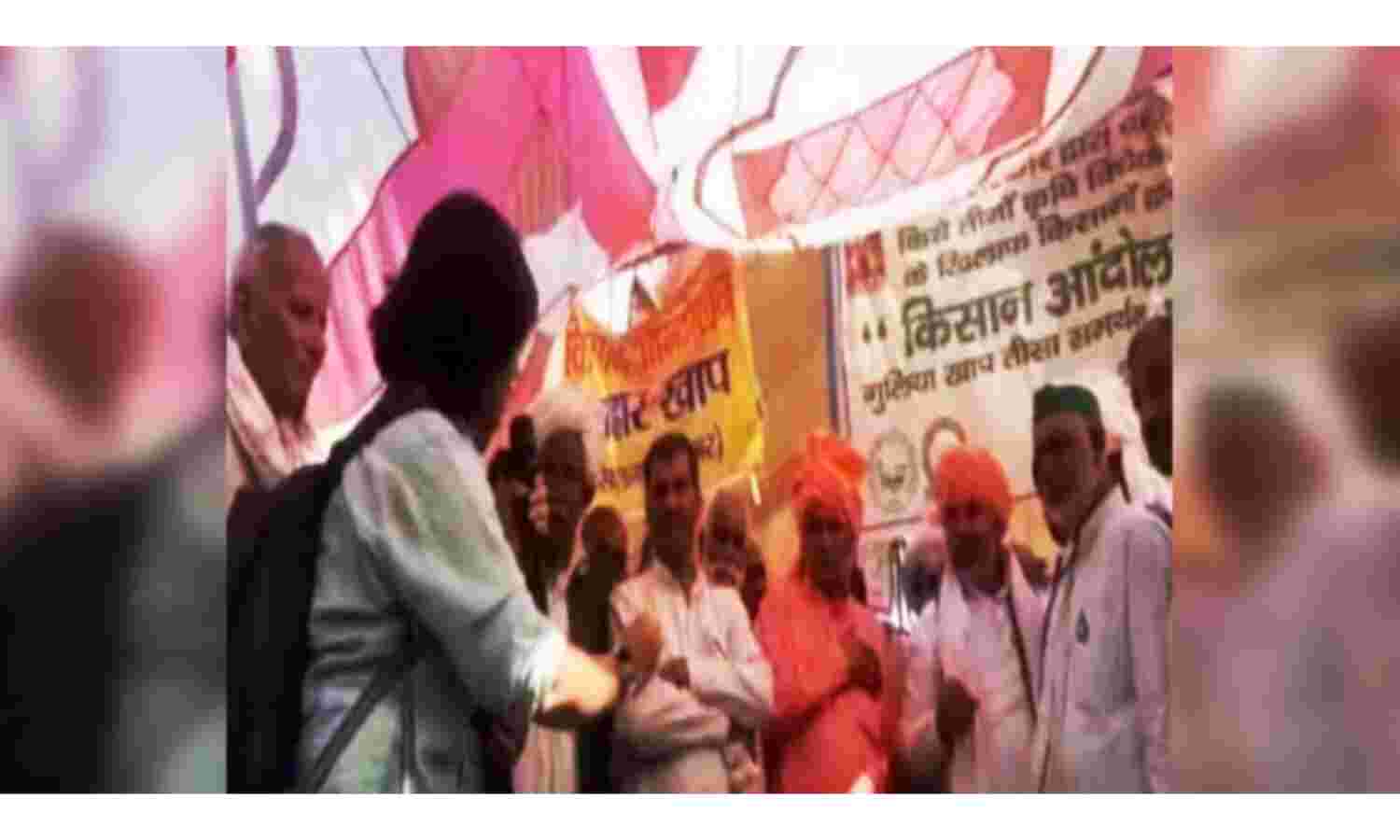 युवती ने राकेश टिकैत से पूछा 26 जनवरी हिंसा का दोषी कौन, नेताओं ने छिना  माइक